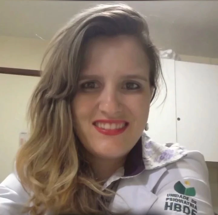 Dra. Gabriela em 2012, de jaleco com o bordado Unidade de Psiquiatria HBDF